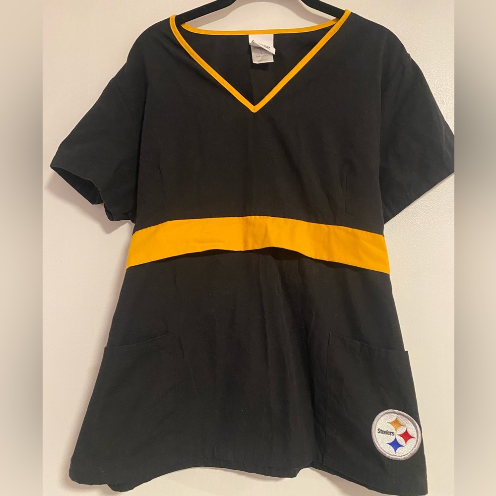 Pittsburgh Steelers Women’s Scrub Top - Size Large